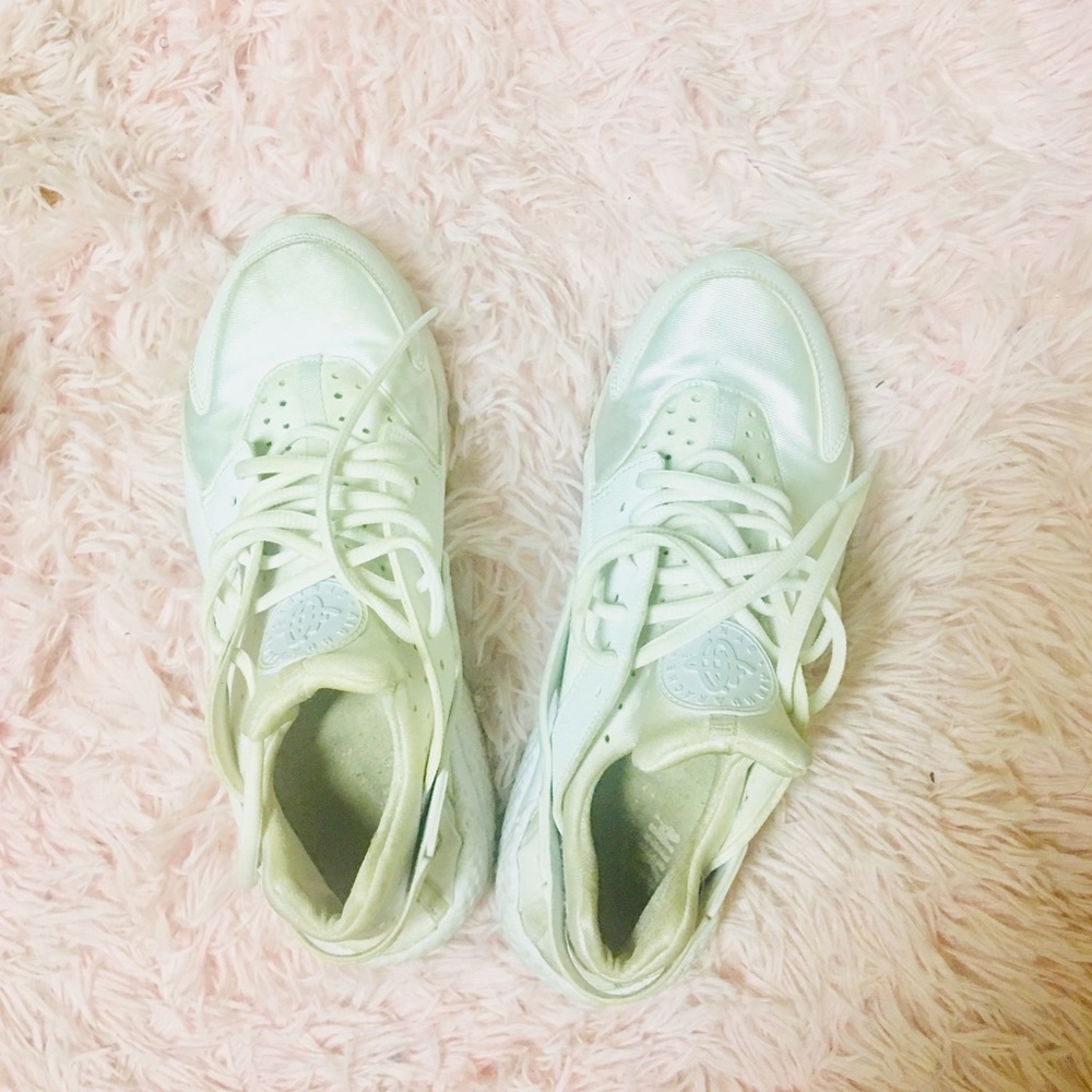 Size 9 White Nike Huaraches